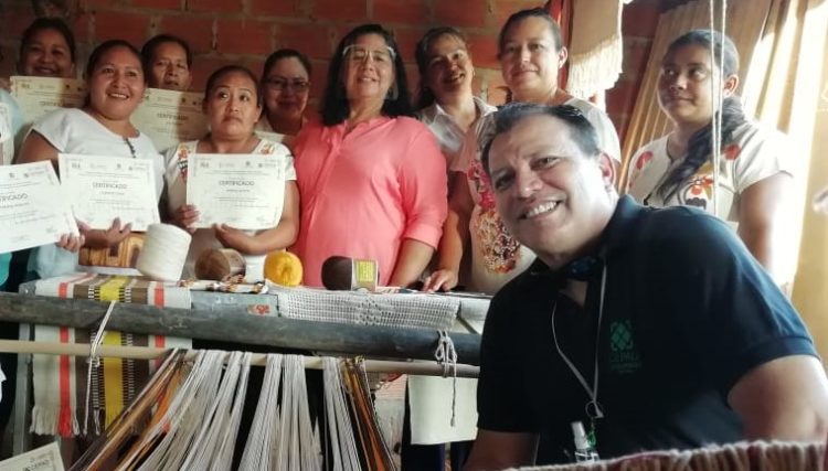 EMPRENDEDORAS DE SAN JOSE DE CHIQUITOS SE CAPACITAN EN LA ELABORACION DE HAMACAS Y OTROS TELARES