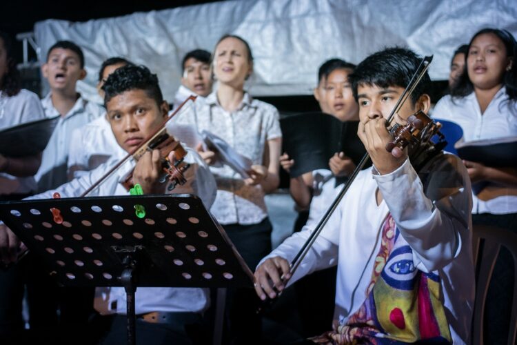 Niños/as y jóvenes de la Escuela de Música de Santiago de Chiquitos renuevan su equipamiento con cuerdas para sus instrumentos