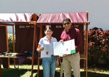 Emprendimientos artesanales de San José de Chiquitos se fortalecen con la entrega de 10 stands móviles para eventos turísticos y productivos