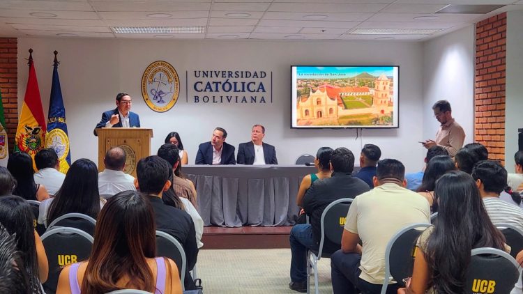 Conferencia de la Ruta Histórica y Turística Fundación de Santa Cruz de la Sierra es compartida a la juventud cruceña