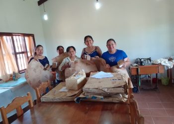 Entrega de etiquetas y envoltorios fortalece la imagen de los productos artesanales de San Xavier