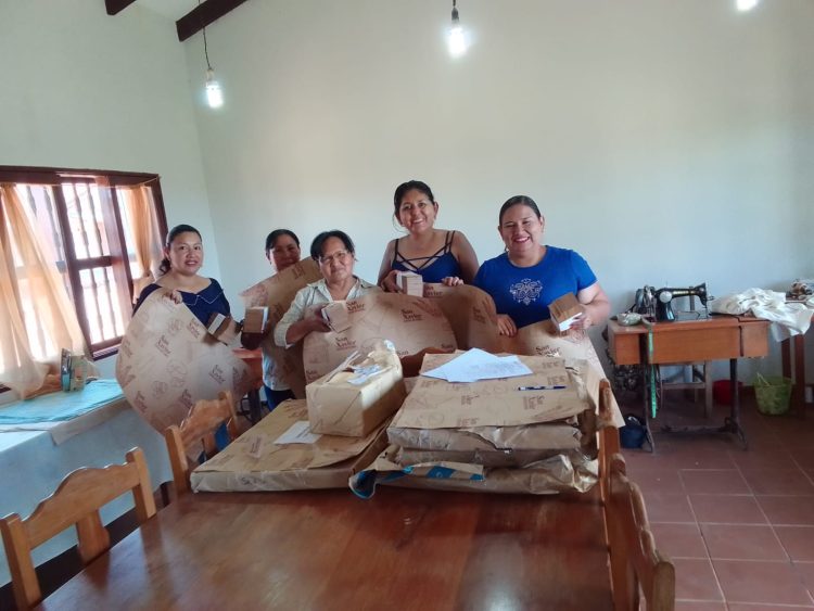 Entrega de etiquetas y envoltorios fortalece la imagen de los productos artesanales de San Xavier