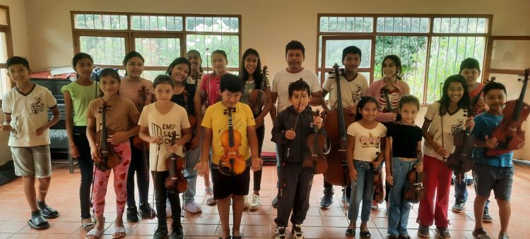 Claros Urquiza impulsa la formación musical en Chiquitos con clases de violín especializadas
