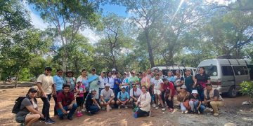 Profesores de Roboré visitan sitio de arte rupestre San Luis II