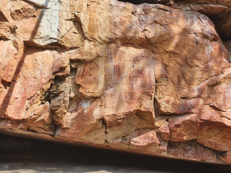 Acciones de mantenimiento protegen pinturas rupestres en El Manantial