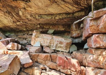 Realizan trabajos de limpieza y mantenimiento en el sitio de arte rupestre Chorro San Luis en Roboré