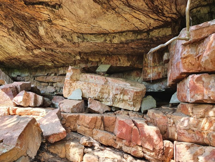 Realizan trabajos de limpieza y mantenimiento en el sitio de arte rupestre Chorro San Luis en Roboré