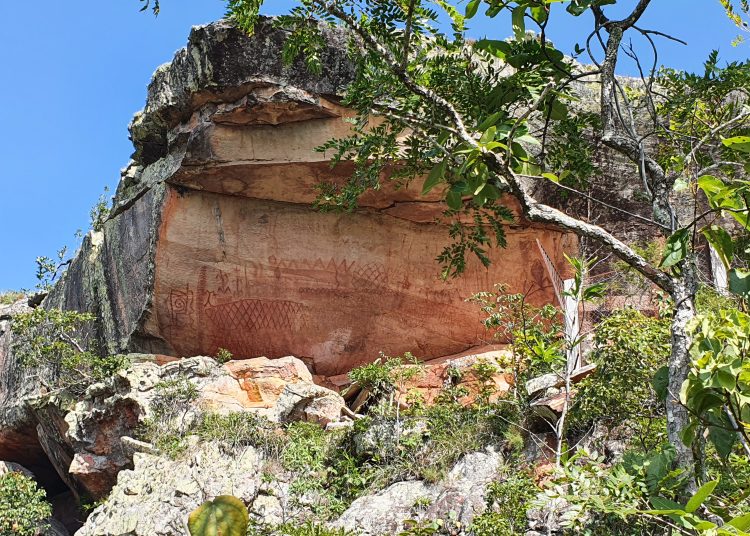 Realizan trabajos de mantenimiento en el sitio rupestre Motacú en Roboré