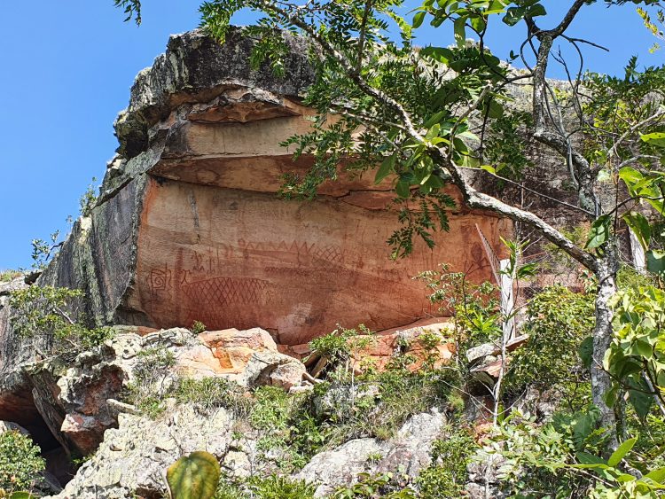 Realizan trabajos de mantenimiento en el sitio rupestre Motacú en Roboré