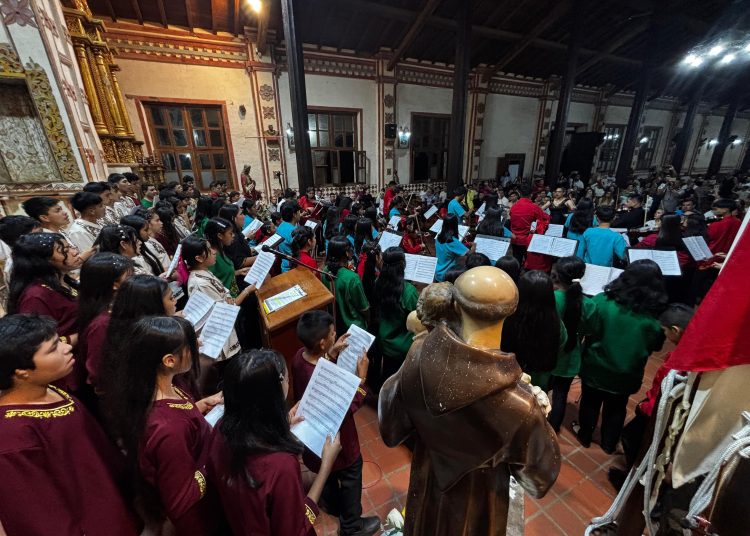 Emotiva clausura del Festival Melodías de Chiquitos reunió a cientos de personas en San José de Chiquitos