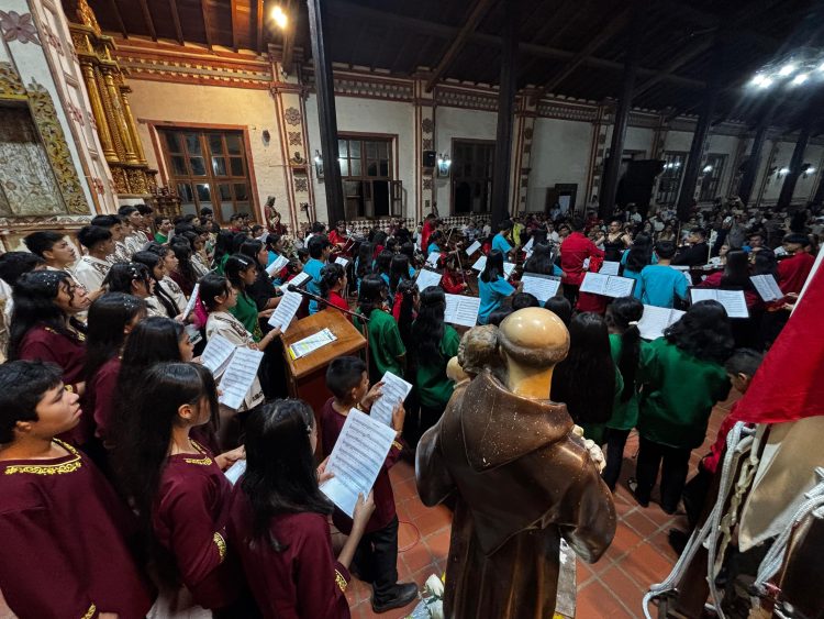 Emotiva clausura del Festival Melodías de Chiquitos reunió a cientos de personas en San José de Chiquitos