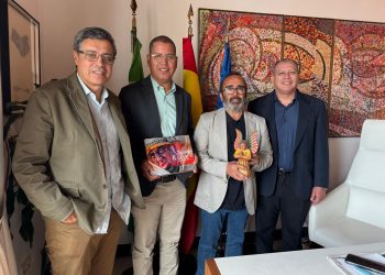 Presidente de FELCODE y de la Diputación de Cáceres recibe a delegación boliviana