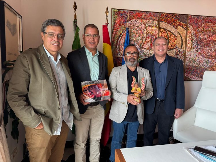 Presidente de FELCODE y de la Diputación de Cáceres recibe a delegación boliviana